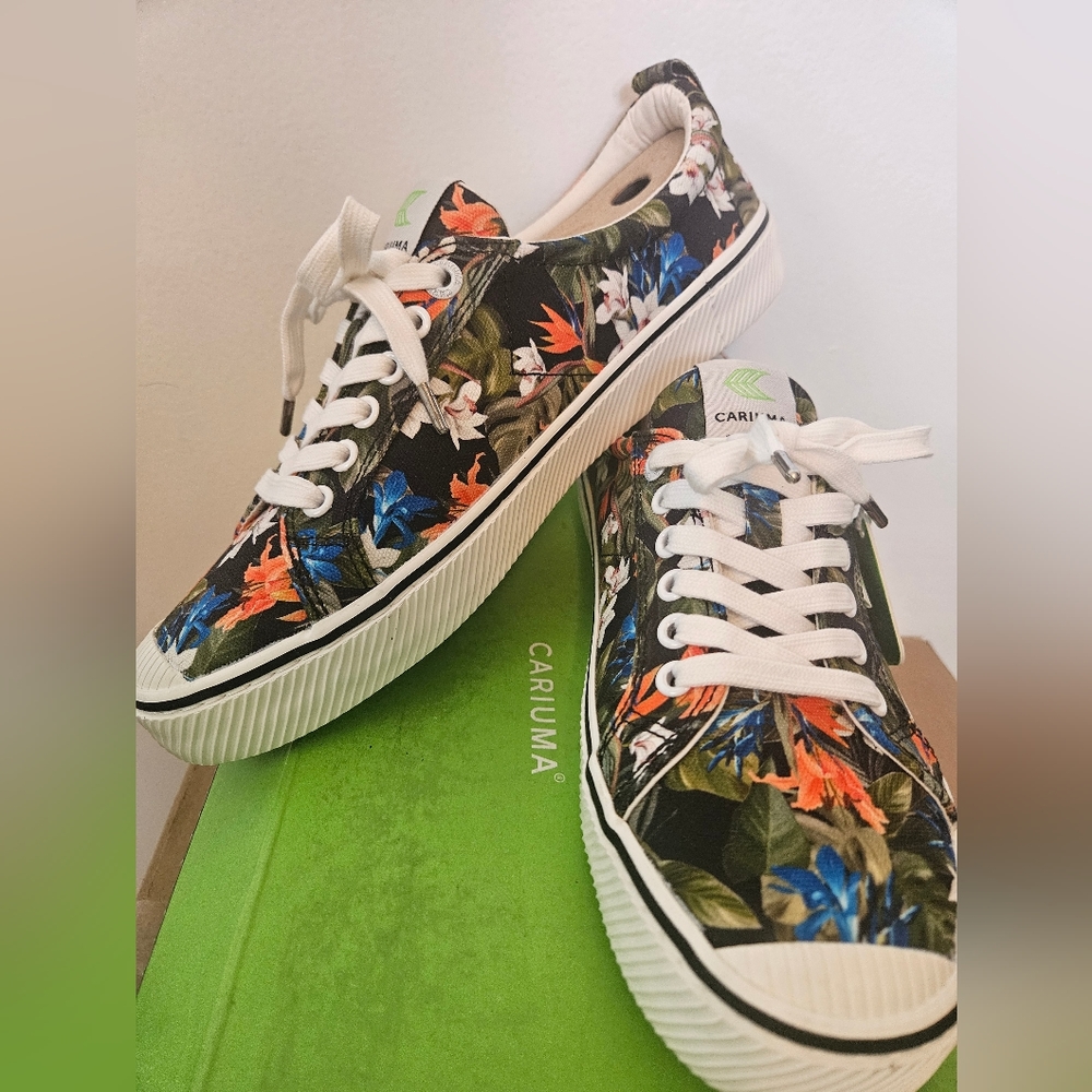 Cariuma Oca Low Sneaker Womens 10 Men's 8.5
